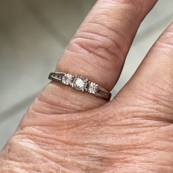 Diamond ring in white gold, size 7, small 3 diamonds but sparkly - Picture 2 of 4
